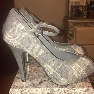 Adorable plaid peep toe strapped heels